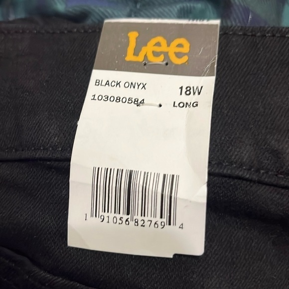 NWT Lee Women's Plus Size Relaxed Fit Straight Leg Jean 18W Long - Picture 6 of 9